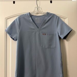 Figs Women’s Catarina scrub top in dusty blue